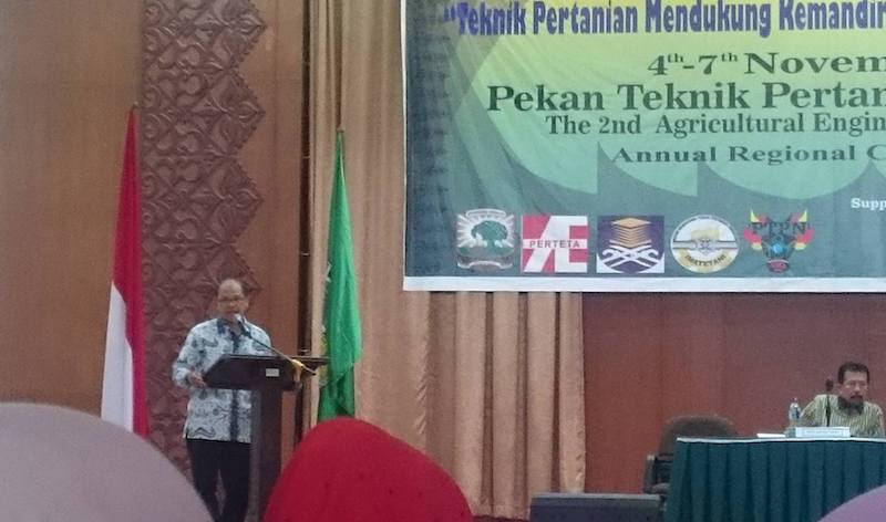 Prof. Lilik Soetiarso sebagai keynote speaker